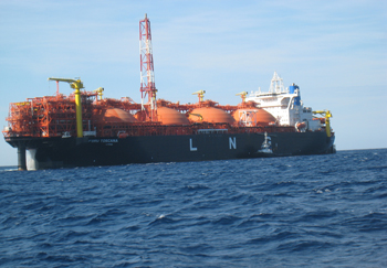 「FSRU Toscana」外洋に恒久的に設置された世界初の洋上LNG貯蔵?再ガス化設備